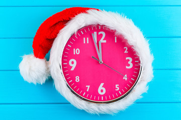 Obraz na płótnie Canvas clock with christmas santa hat