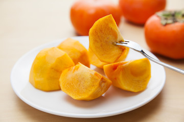 切った柿とフォーク