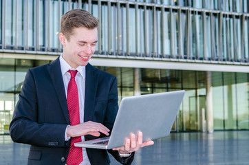 manager arbeitet outdoor am laptop