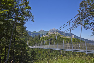 Fototapeta na wymiar Hängebrücke mit Burgruine Ehrenberg bei Reutte, Österreich.