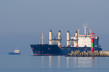 THE SHIP ENTERS A PORT © Wojciech Wrzesień