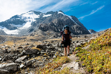 Fototapeta premium Turysta relaksujący w górach, Tien Shan