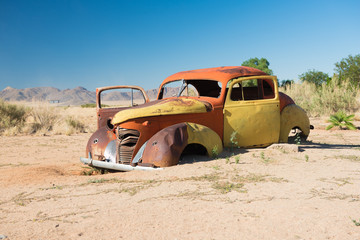 Autowrack am Rande der Wüste, Solitaire, Namibia