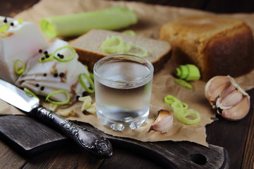 водка с салом,луком,чесноком и хлебом