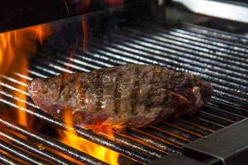 Fleisch auf Lavagrill mit Feuer