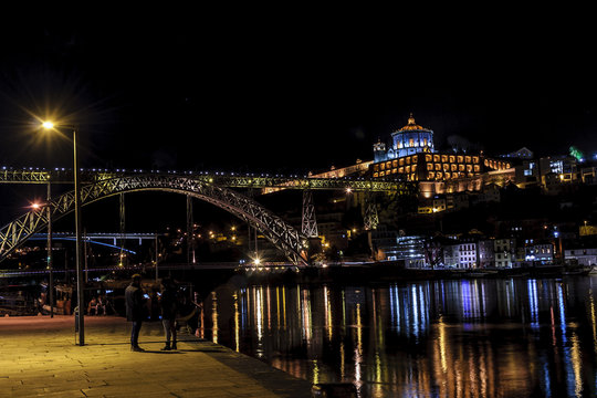 night sight of the bridge Luis 1 and of the river Douro to its step along Oporto, in Portugal