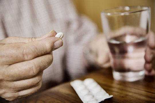 Senior nimm seine Meikamente ein, Tabletten, Medizin