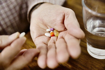 Senior nimm seine Meikamente ein, Tabletten, Medizin