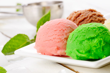 Three ice cream scoop