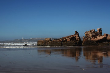 Marokko, Ruinen am Strand mit Essouira im Hintergrund