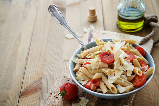 Wholemeal pasta penne with roasted tomatoes and cheese 
