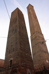 Les tours jumelles en brique au centre de Bologne, Italie