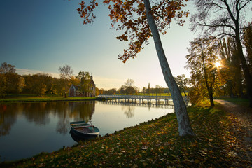 Obraz premium Boat on autumn lake