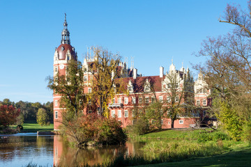 Obraz premium Muskau Palace reflected in the lake in the Lusatia, Germany