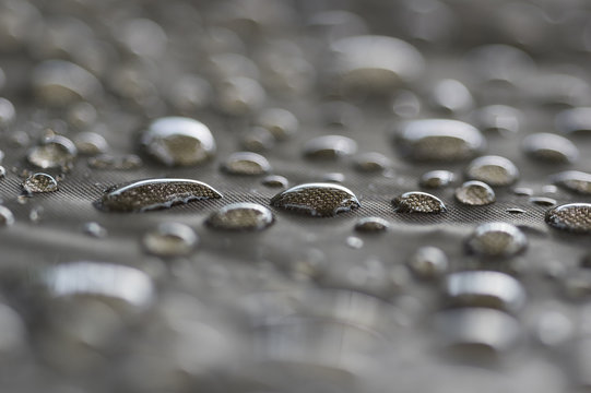 Regentropfen auf einen wasserabweisenden Stoff