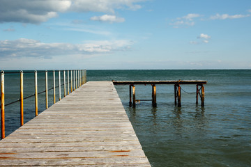 Obraz premium Stary drewniany most do morza