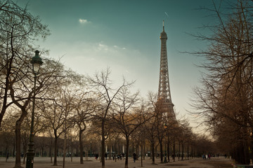 Fototapeta na wymiar Eiffel tower, view from alley