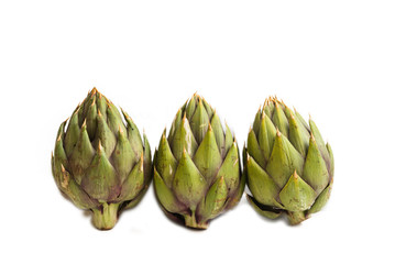 Obraz premium Carciofi spinosi su fondo bianco