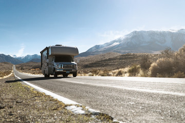 Wohnwagen fährt durch Berglandschaft