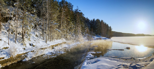 панорама замершего озера в заснеженном лесу с туманом над водой, Россия, © 7ynp100