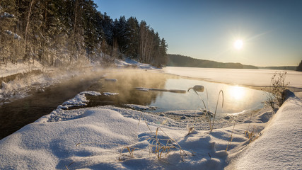 панорама замершего озера в заснеженном лесу с туманом над водой, Россия, © 7ynp100
