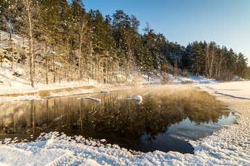 замершее озеро в лесу с туманом над водой, Россия,