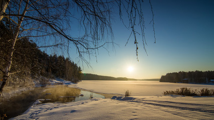панорама замершего озера в заснеженном лесу с туманом над водой, Россия, © 7ynp100