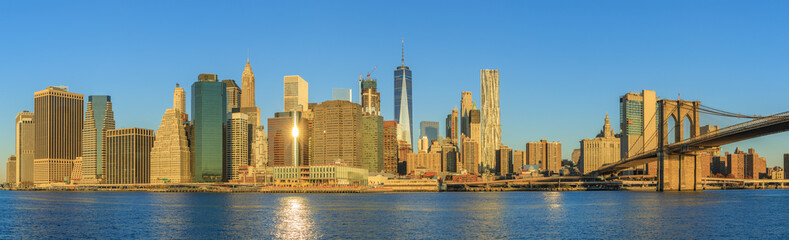 Obraz premium View to Manhattan skyline from Brooklyn Bridge Park in the morning