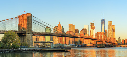 Obraz na płótnie Canvas View to Manhattan skyline from Brooklyn Bridge Park in the morning