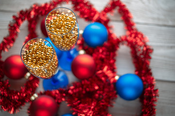 Obraz premium Serving Table. new years eve party table with champagne. Champagne glasses. Celebration theme. New dekor- beads, garland instead of champagne. Festive glasses with champagne.