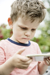 Junge schaut im gebannt auf ein Smartphone