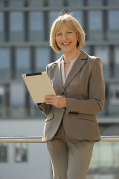 Senior Gesch&auml;ftsfrau outdoor mit Tablet PC