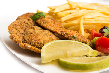 Cotoletta con patate fritte e insalata