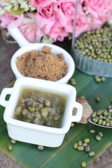 Boiled green bean in syrup is delicious.
