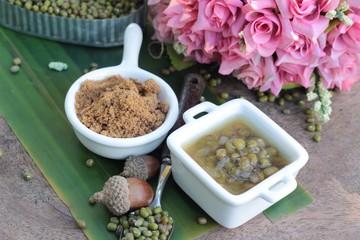 Boiled green bean in syrup is delicious.