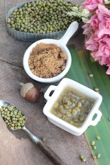 Boiled green bean in syrup is delicious.