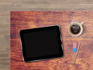 Tablette tactile et café sur table en bois