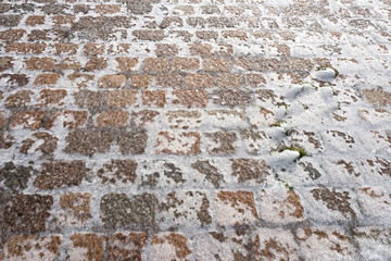 Kopfsteinpflaster mit Eisdecke