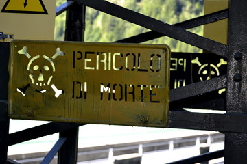 Traliccio dell' alta tensione con pericolo di morte