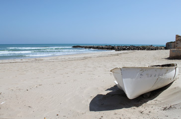 Barca abandonada en la playa