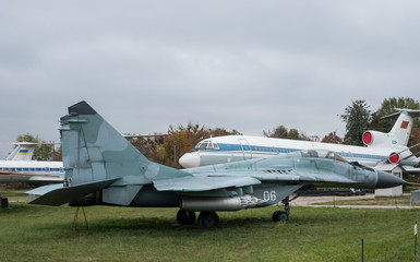 Flugzeuge und Helikopter © UrbanExplorer