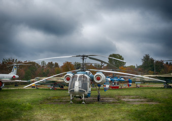 Flugzeuge und Helikopter