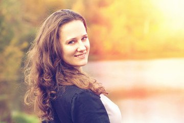 Naklejka premium Young beautiful woman in autumn park