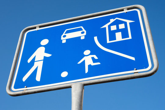Deutsches Verkehrszeichen: Beginn eines verkehrsberuhigten Bereichs