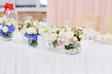 Obraz na płótnie Canvas wedding reception table arrangement