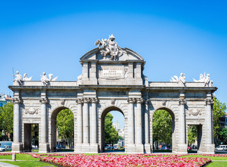 Obraz premium Alcala Gate (Puerta de Alcala) - Monument in the Independence Square in Madrid, Spain