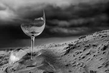 Fotobehang Broken wineglass  © Matthijs van Os