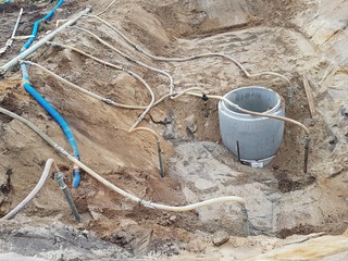 Wasserpumpen im Einsatz zur Senkung des Grundwasserspiegels bei Hausbau