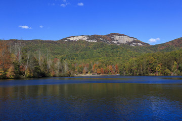Fototapeta na wymiar Pinnacle Lake at Table Rock State Park in Pickens, South Carolina in the fall