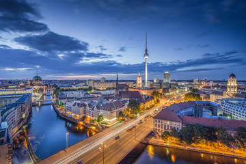 Obraz premium Panoramę Berlina ze Szprewą w nocy, Niemcy